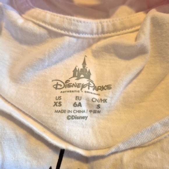 Disney Parks girls size XS or 6 white short sleeve shirt, satiny bow on back - Picture 5 of 5